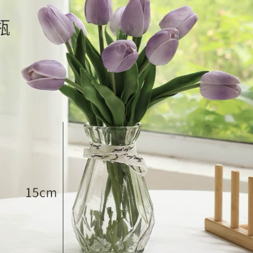 Bình hoa tulip: Sự dịu dàng và tinh tế của Bình hoa Tulip sẽ làm trái tim bạn tan chảy. Hãy chiêm ngưỡng những bông hoa tươi tắn và đầy màu sắc trong bức ảnh.